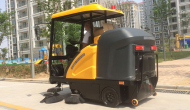 C185駕駛式掃地車(chē)服務(wù)于小區(qū)